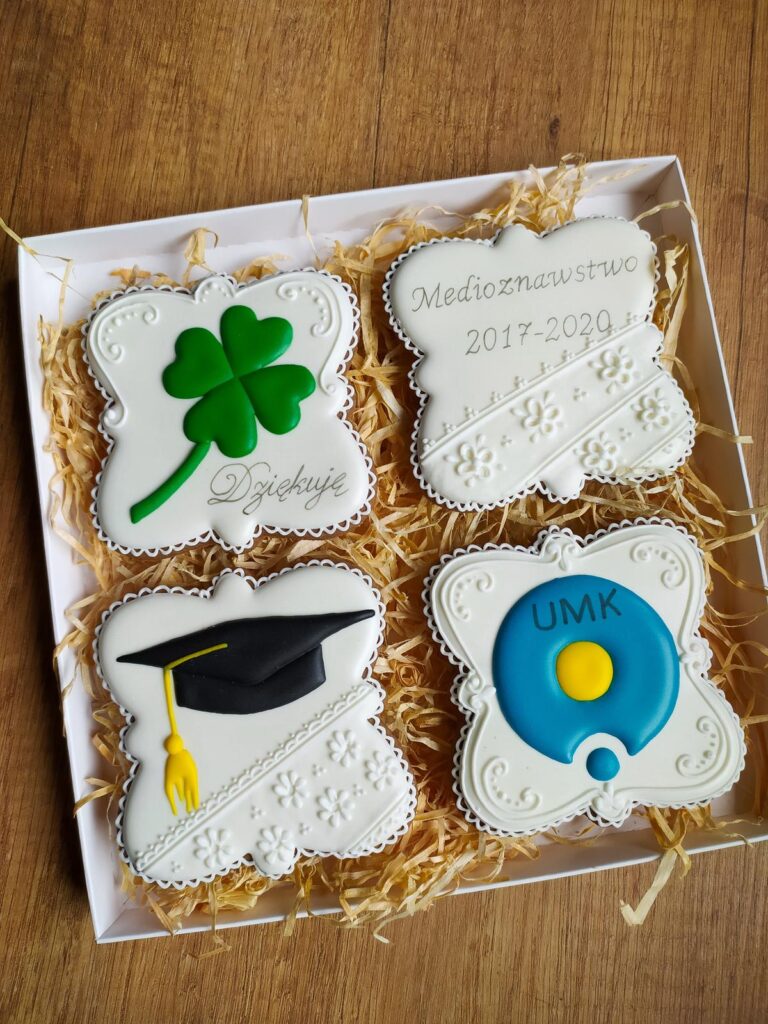 pierniczki, co na prezent dla nauczyciela, prezent dla nauczyciela, upominki firmowe, pierniki z logo, co dać promotorowi